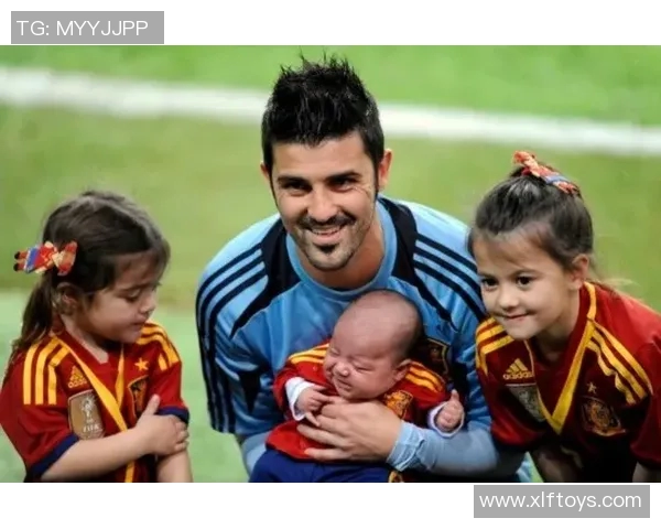 足球明星与父母温馨合影展现亲情与奋斗历程的感人瞬间